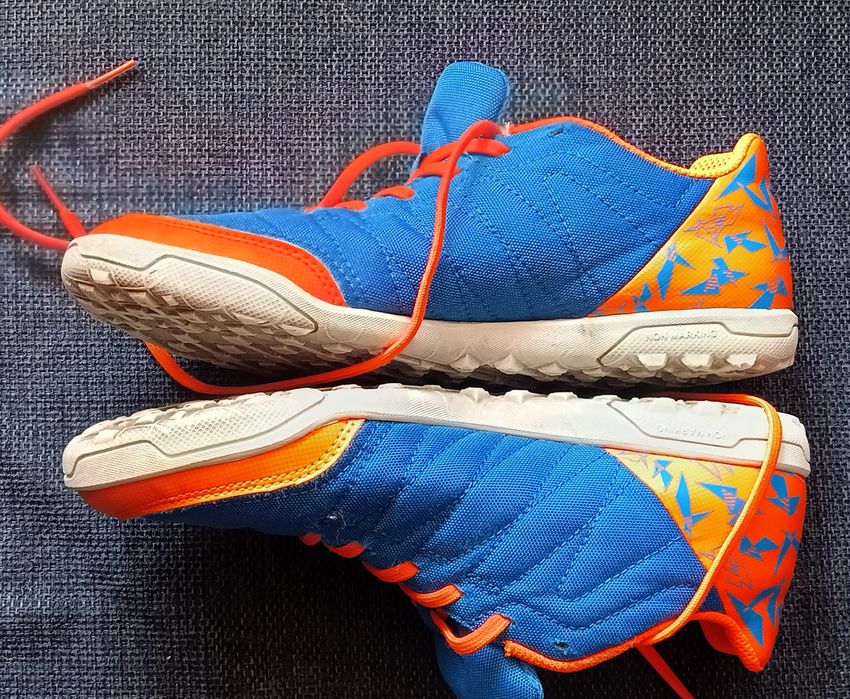 Buty sportowe Kipsta 38 do piłki nożnej halowe, halówki.