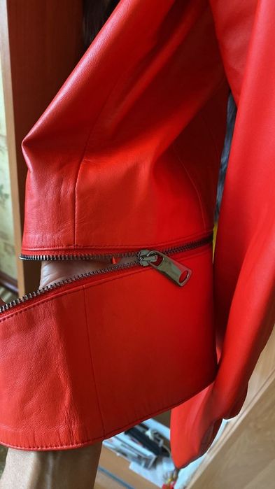 Куртка червона, розмір S