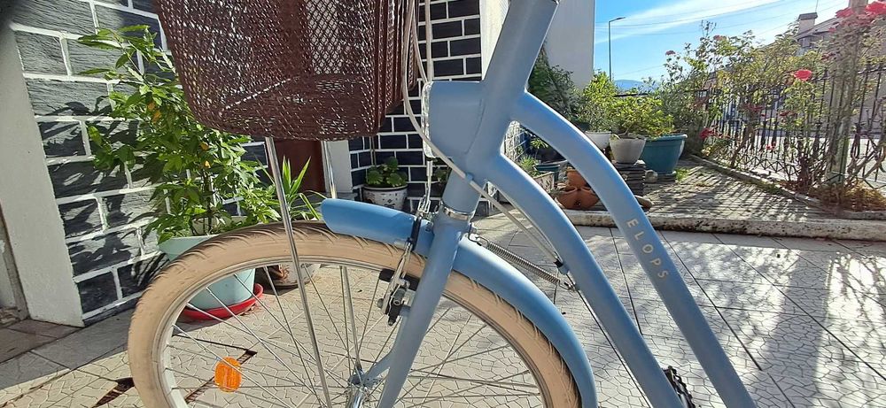 Vendo Bicicleta de senhora nova. apenas andou 3 ou 4 voltinhas. os pneus ainda têm as pelugens...É uma ELOPS com 6 velocidades no pulso.