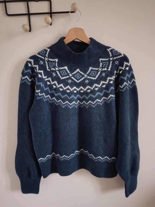 Sweter niebieski wzór scandi pólgolf premium  Guess 38 pudełkowy