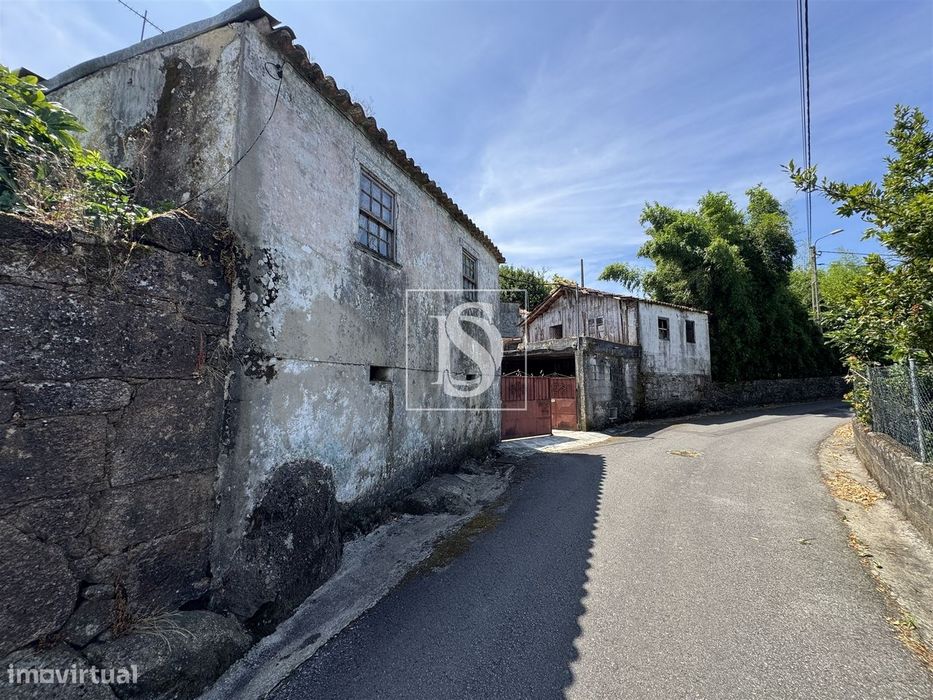 Detached House for Restoration in Faria, Barcelos