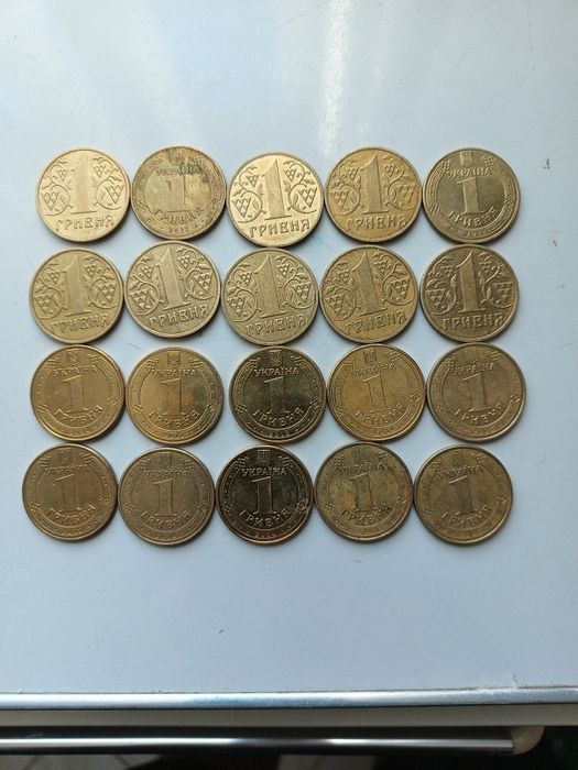 В наявності присутні монетки 1992 року.
