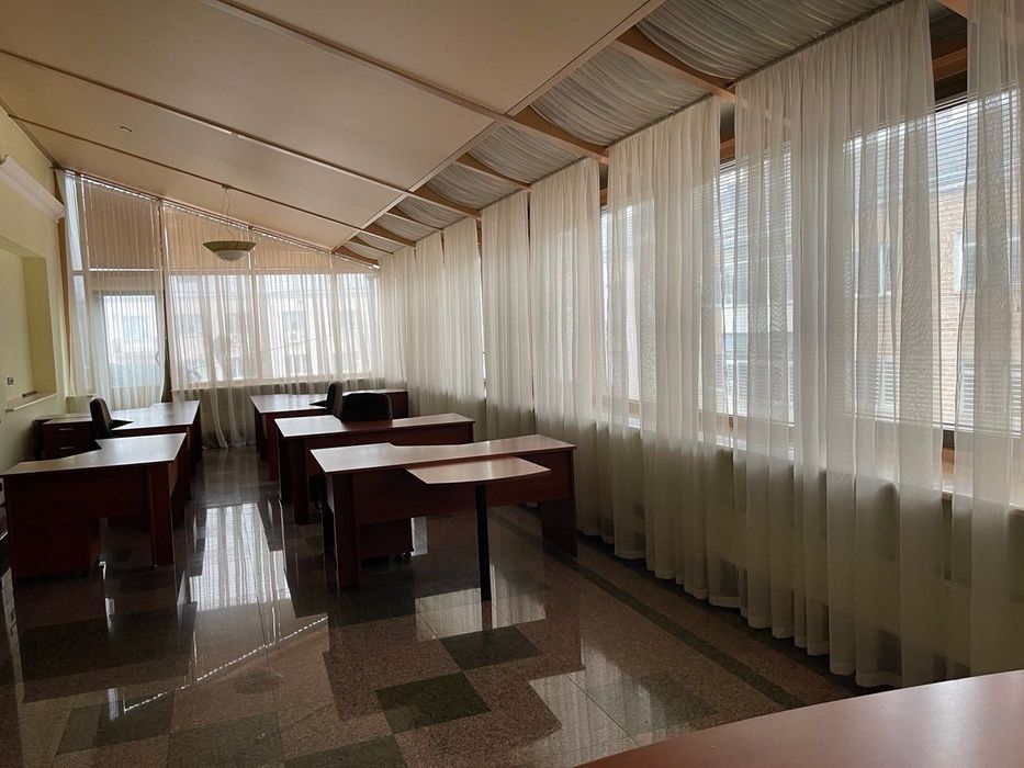 Печерськ. Липська 10. Офісний центр з паркінгом! Світло, є, завжди!!!