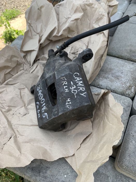 Суппорт передний левый Camry 30 2.4