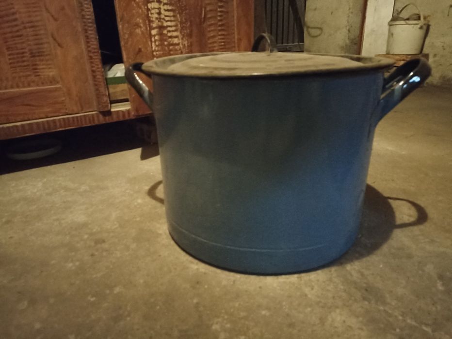 Duże garnki i miska