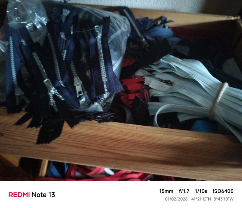 Retrosaria - costura - fechos - fios