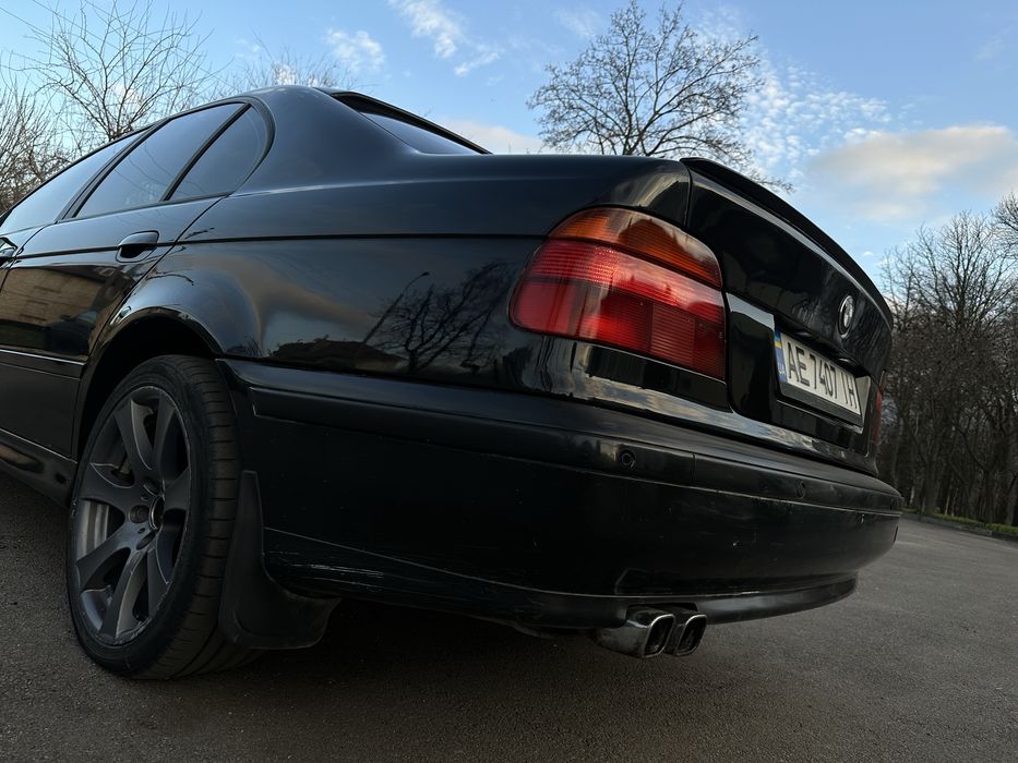 Черная BMW E39 ГАЗ Бензин