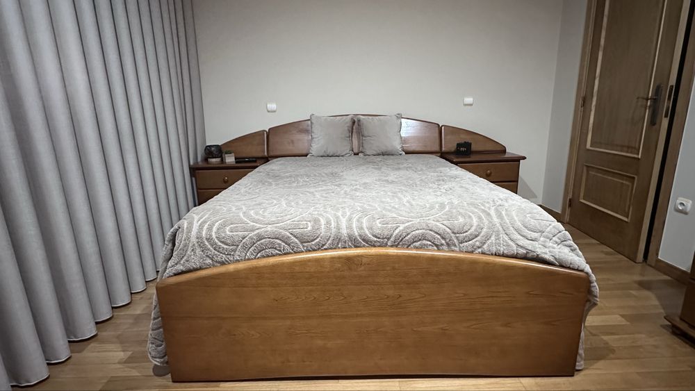 Cama de casal em madeira