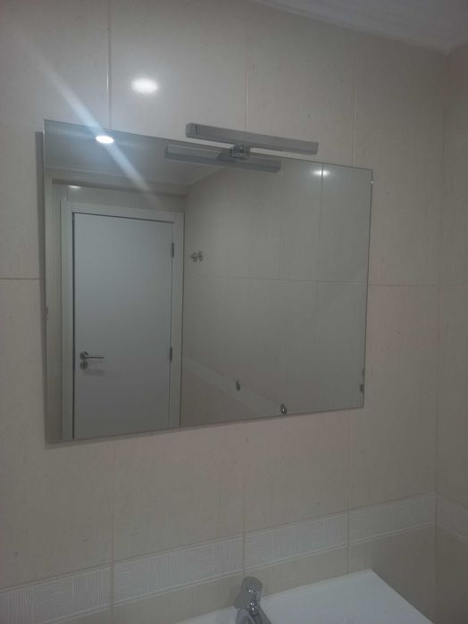 Espelho de casa de banho com iluminação LED