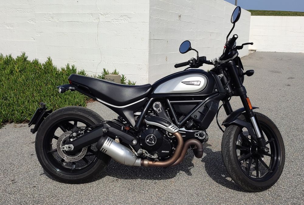Troco mota  Ducati 800 Dark de 2022 por carro ou mota recente, clássico ou outra