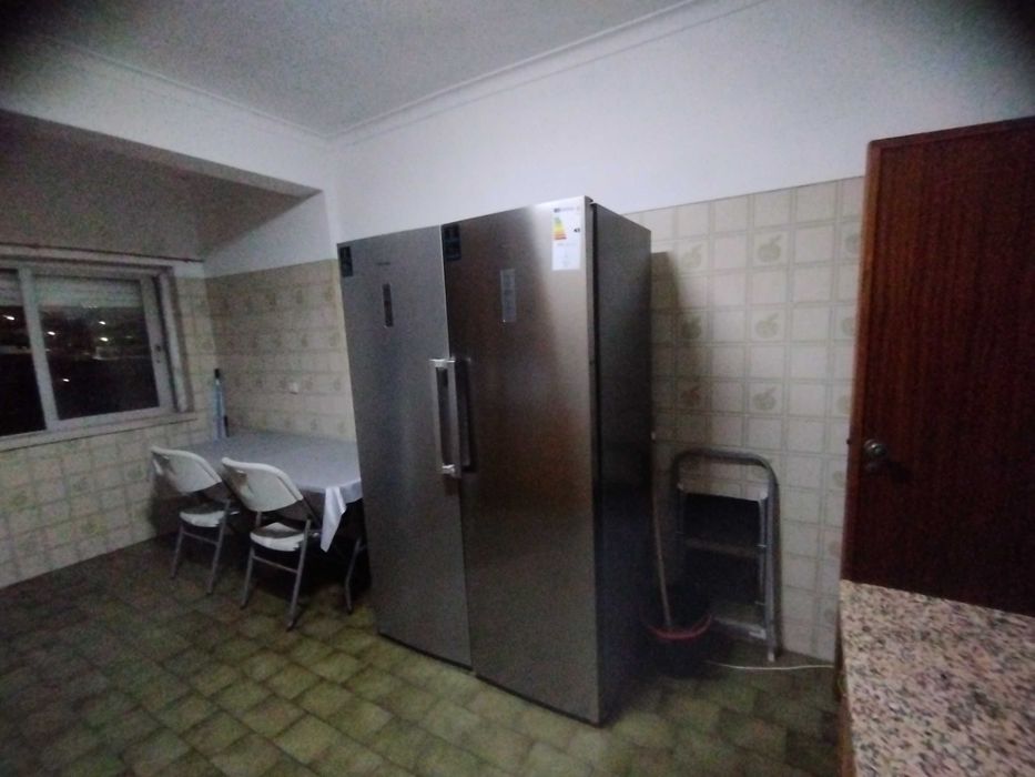 Quarto com cama de casal, espaçoso perto do metro de Odivelas
