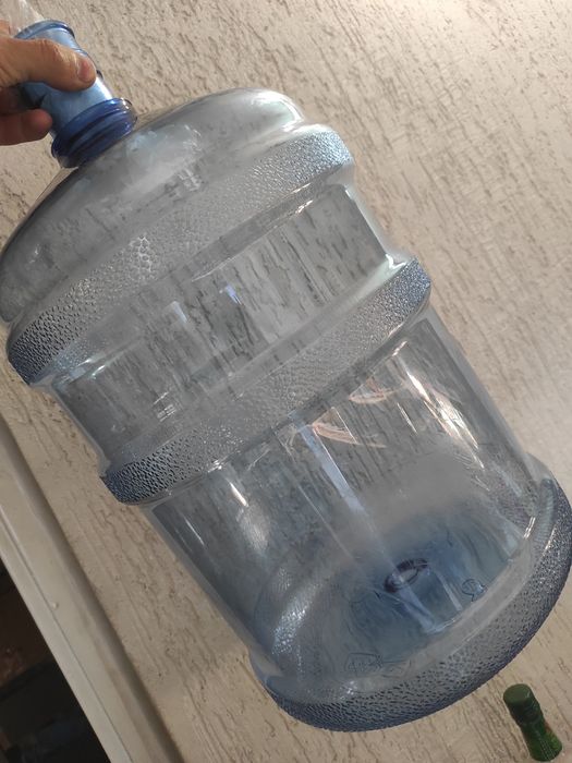 Бутлі для води з твердого пластику