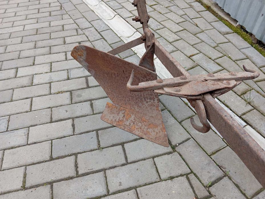 Кінний плуг для обробки землі