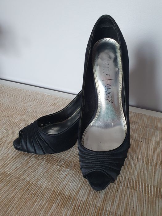 Czarne szpilki z satyny bez palców