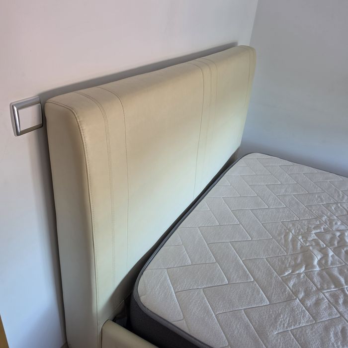 Cama com estrado e colchão