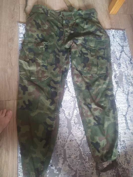 Duże spodnie wojskowe 6 kieszeni.