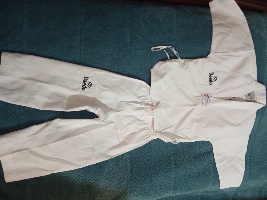 Vendo fato infantil de taekwondo
