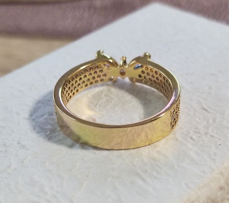 Piękny pierścionek Pave z lśniącym motylem rozmiar 56