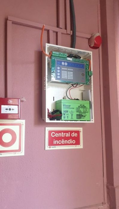 Centro de incêndios completo com 2 zonas. Vai com Botão e serina.