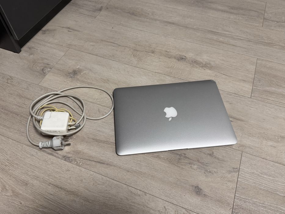 Macbook Air 13 intel core i7 ( 13 inch, mid 2012) 250 gb
