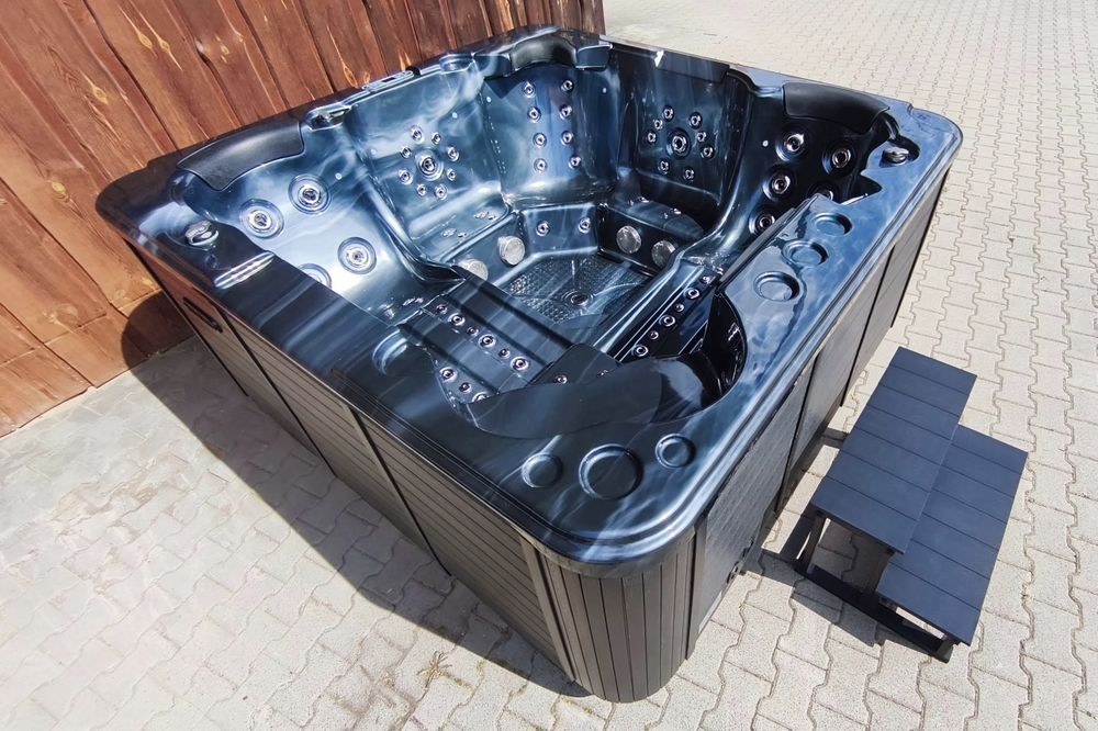 Ekskluzywne Jacuzzi 5 osobowe, 94 dysze, WIFI, Balboa, ostatnia sztuka biała.