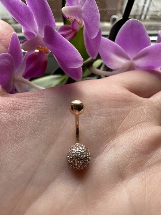 Золотая сережка в пупок