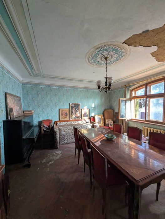 Великий будинок із землею, гаражем на початку міста _RR