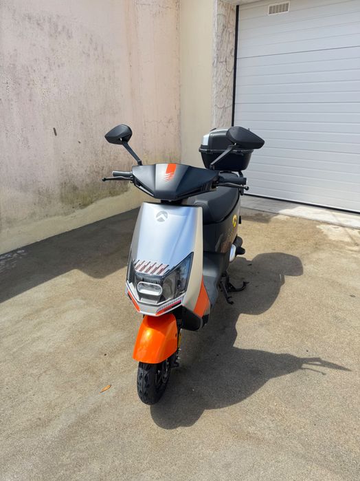 Scooter elétrica Garow TZ100 praticamente nova.