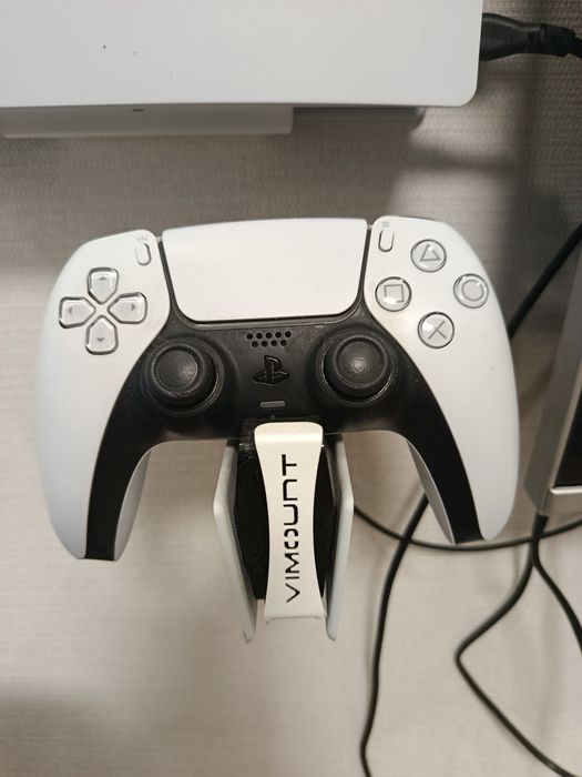 Ps5 з 2 джойстиками безпровідною зарядкою і кріпленням на стіну