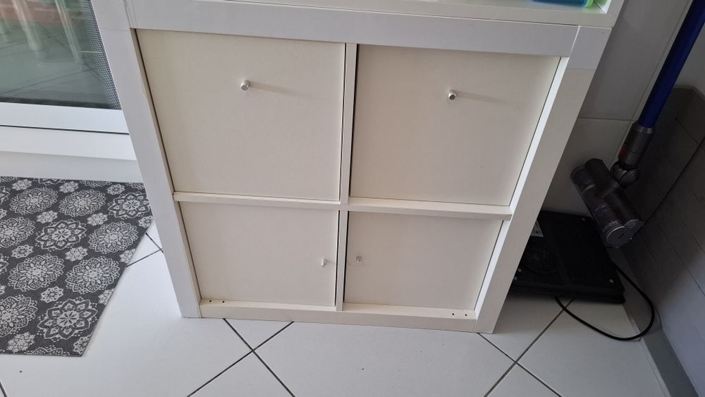 Estante com gavetas e portas