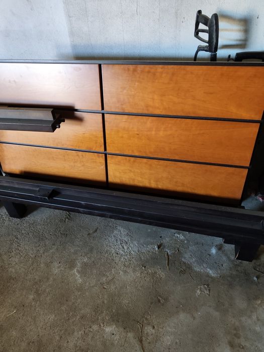 Cama de casal com duas mesinhas de cabeceira