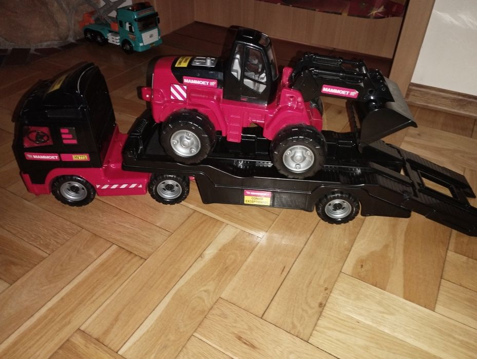 Samochód zestaw cieżarówka laweta z koparką