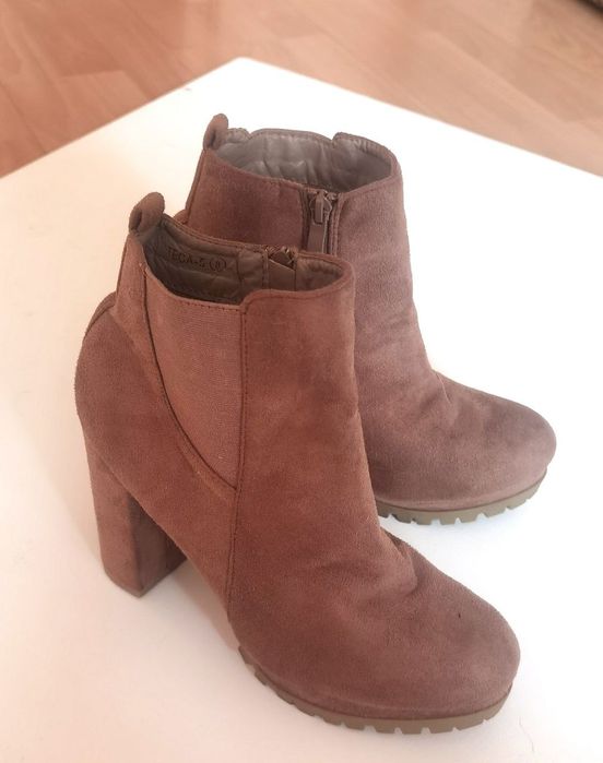 Чобітки жіночі демісезонні, б/в