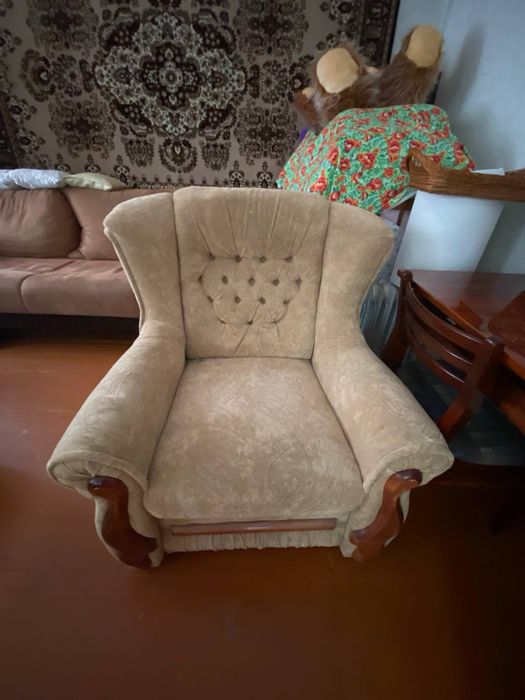 Мягкие кресла разных разцветок, в идеальном состоянии