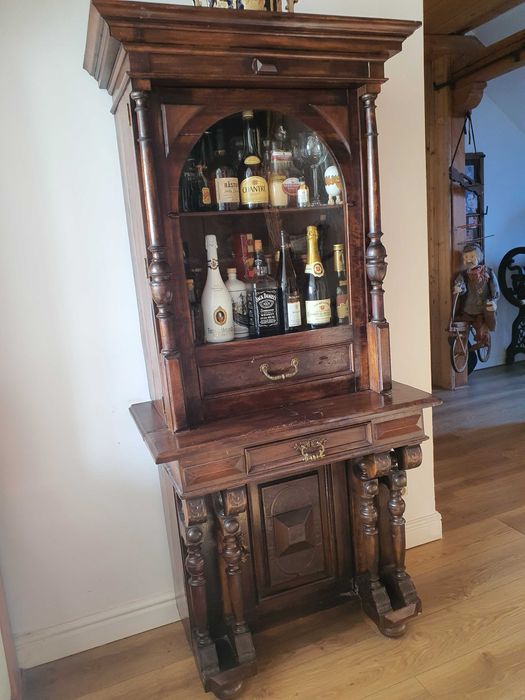 Stara szafka przerobiona na barek