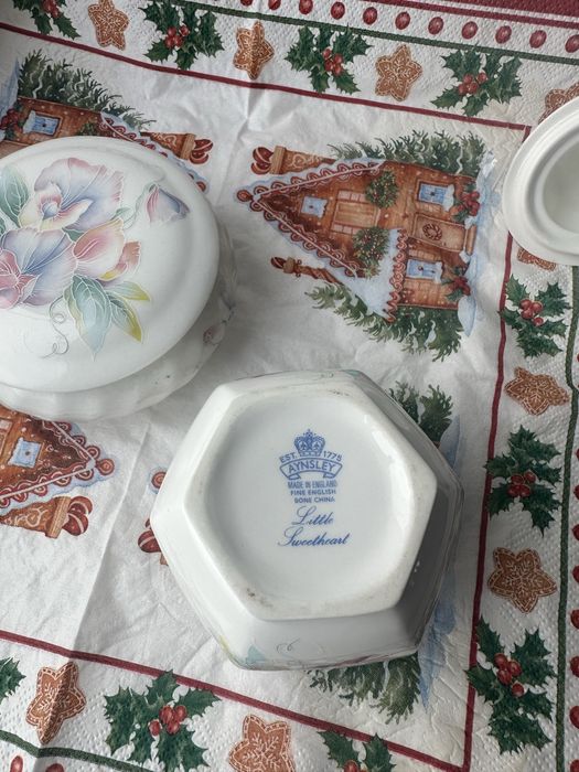 Набір порцелянового посуду з колекції Aynsley Little Sweetheart.
