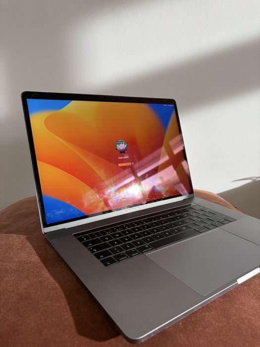 MacBook Pro 15” Retina (2017) | i7 | 16GB RAM | 512GB SSD | Radeon Pro 555