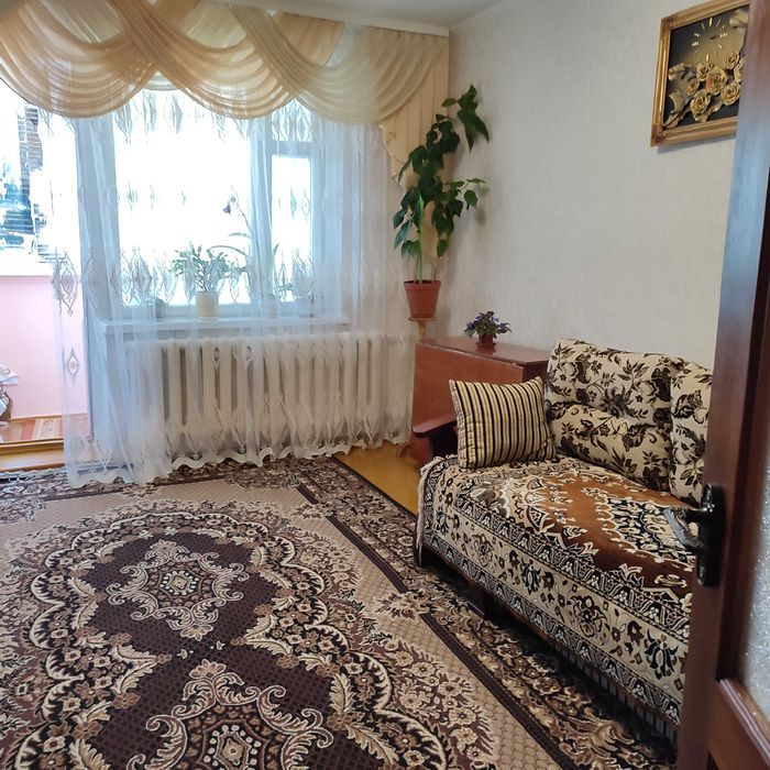 Здаеться окрема кімната для дівчини, всі зручності