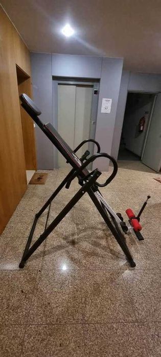 Mesa de inversão dobrável e ajustável