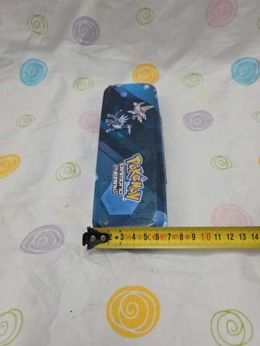 estojo de metal do Pokémon com o Palkia e o dialga nele