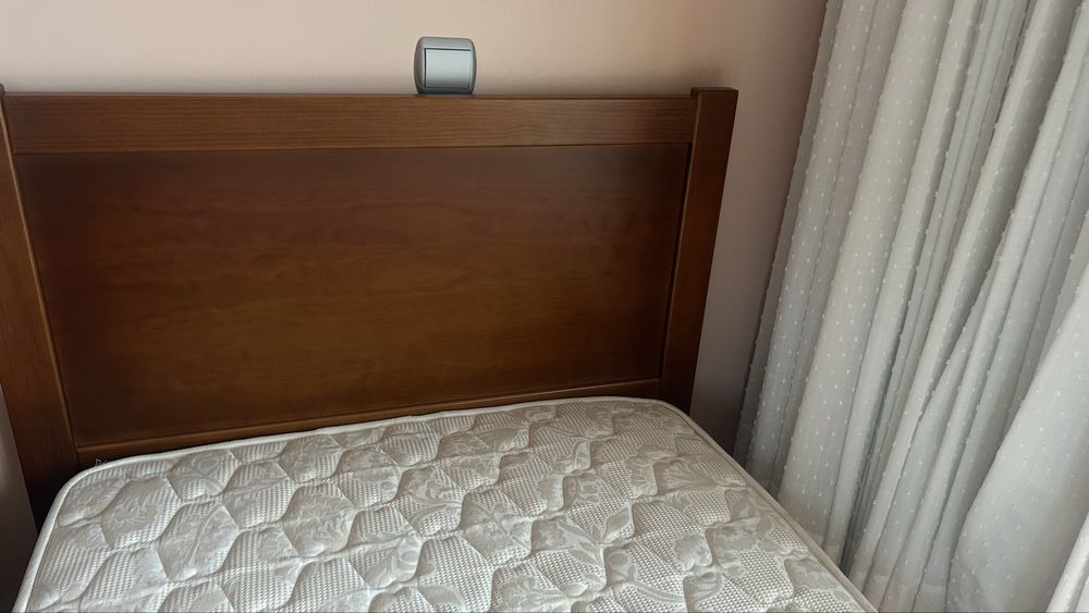 Cama de solteiro em madeira Maciça