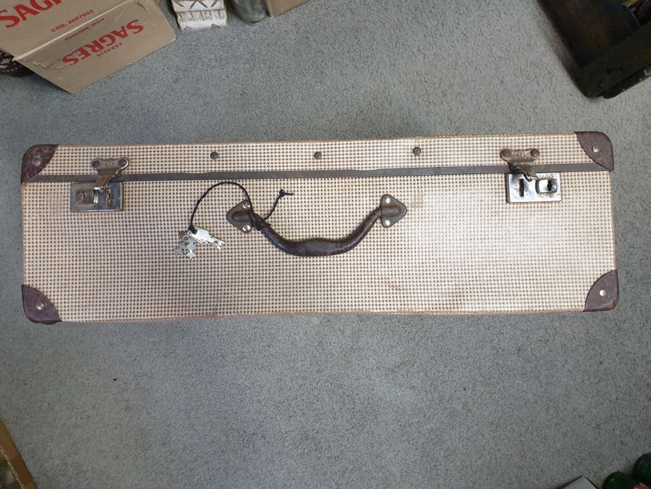 Mala antiga de cartão