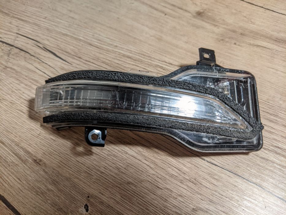 Оригінальний повторювач повороту правого дзеркала Subaru Outback