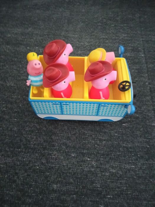 Caping Car Peppa Pig e bonecos