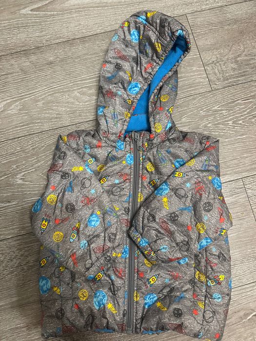 Віддам куртки і жилетку дитячі