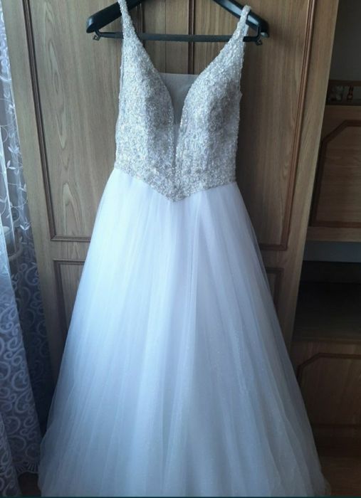 Sukienka ślubna śnieżnobiałą