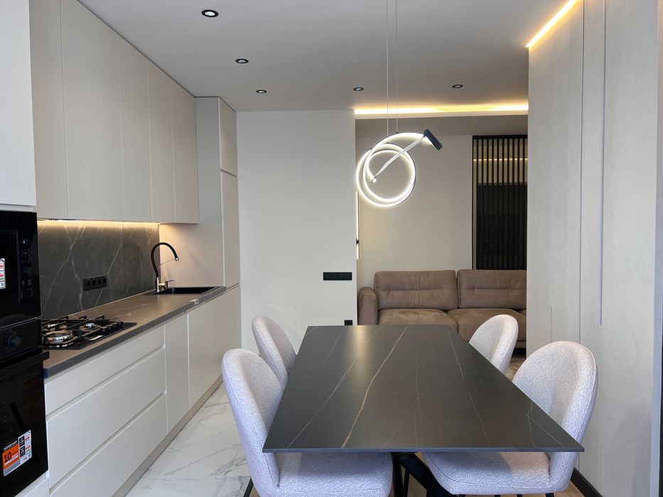 ТОПОВА євроТРІЙКА в районі центру повністю укомплектована