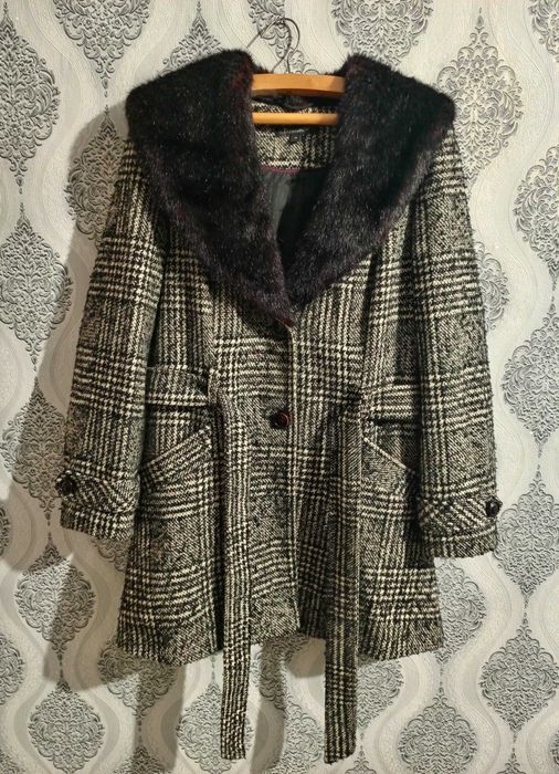 Жіноче чорно-біле пальто з поясом, розмір L/XL у клітинку