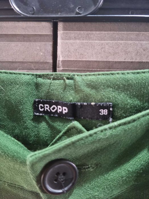 Zielone spodnie Cropp