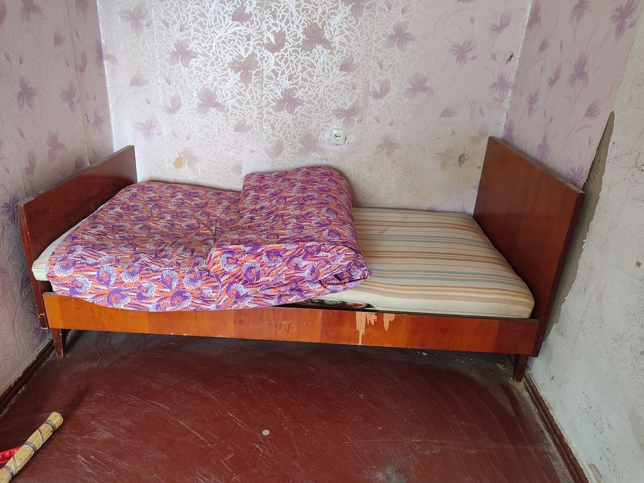 Продаю недорого кровать с матрасом